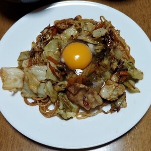 カット野菜ミックスを使った目玉焼きのせ焼きそば